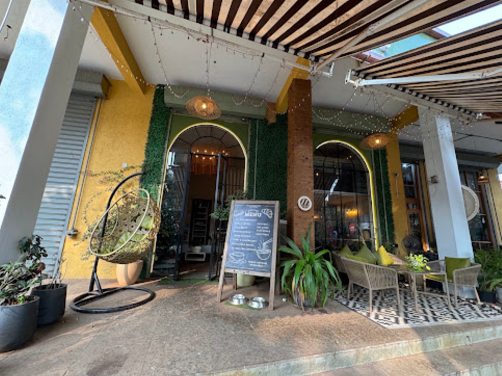 Urth Organic Cafe & Eatery